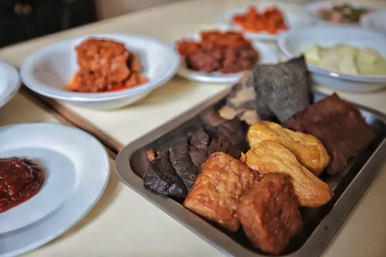 Nikmati kuliner legendaris di Gudeg Banda Bandung! Sejak 1980, kami menyajikan gudeg khas dengan resep turun temurun. (Humas Bandung / GoraJuara.com)