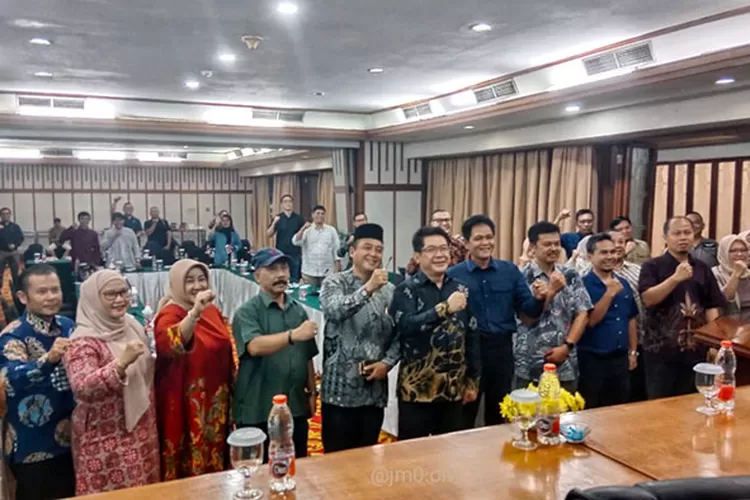Pimpinan dan anggota Pansus 9 DPRD Kota Bandung menggelar Focus Group Discussion (FGD) terkait Raperda tentang Pelarangan, Pengawasan, dan Pengendalian Minuman Beralkohol (Permana/Humpro DPRD Kota Bandung)