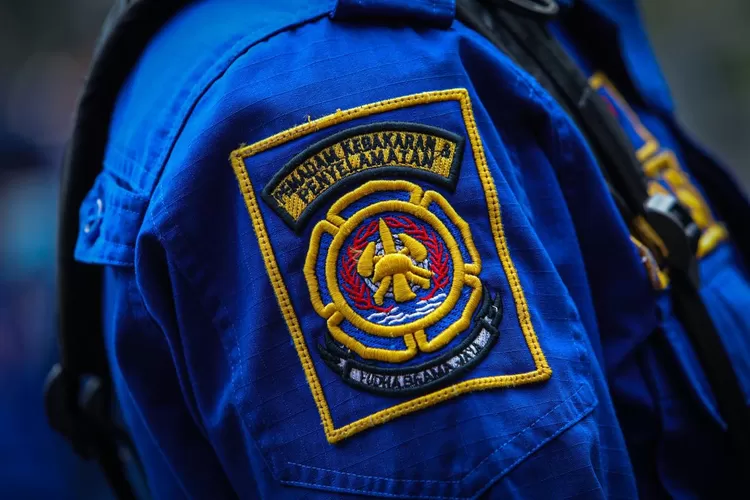 Evakuasi cepat korban bunuh diri di Kelurahan Cempaka, Diskar PB Kota Bandung berkolaborasi dengan polisi dan relawan untuk respons darurat yang efektif. (Humas Bandung / GoraJuara.com)