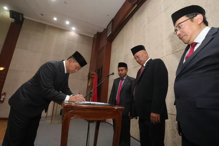 Resmi, Pj Wali Kota Bandung Tunjuk Dharmawan Jadi Penjabat Sekda Kota Bandung (Humas Bandung / GoraJuara.com)