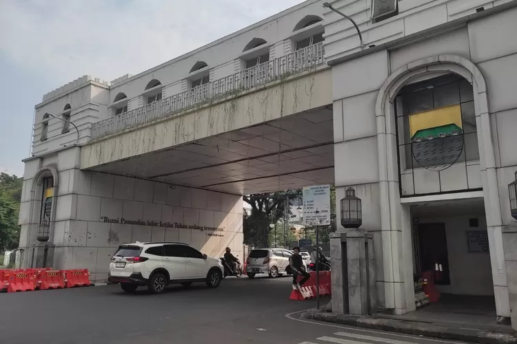 JPO Asia Afrika, kini dibuka kembali di Kota Bandung! Nikmati pemandangan indah dan spot foto ikonik di jantung kota yang ramah wisatawan ini. (Humas Bandung / GoraJuara.com)