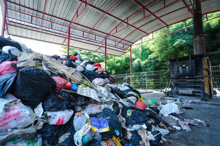 Gratis! DLH Kota Bandung Siapkan Layanan Angkut Sampah Besar (Diskominfo Kota Bandung)