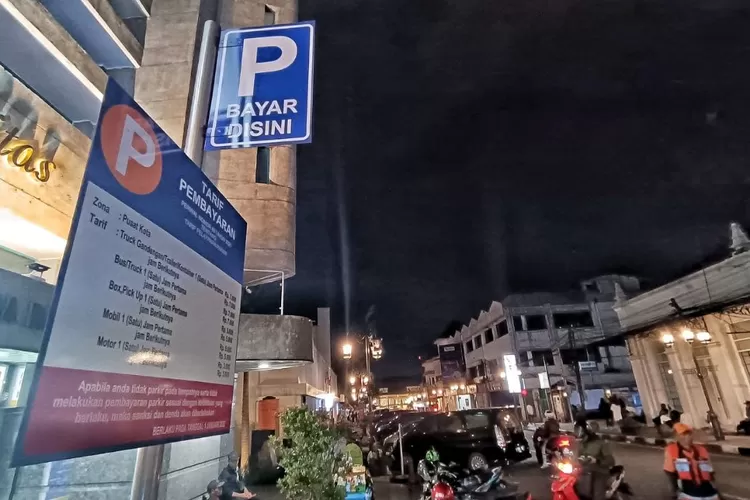 Nikmati keseruan Asia Afrika Festival 2024 di Bandung! Temukan kantong parkir dan rute terbaik untuk mengakses acara ini. Jangan lewatkan! (Humas Bandung / GoraJuara.com)