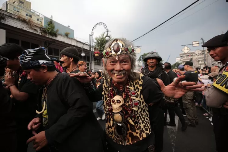 Nikmati Asia Afrika Festival 2024 tanpa masalah parkir. Temukan lokasi parkir strategis di sepanjang Jalan Asia Afrika dan Jalan Braga Pendek! (Humas Bandung / GoraJuara.com)