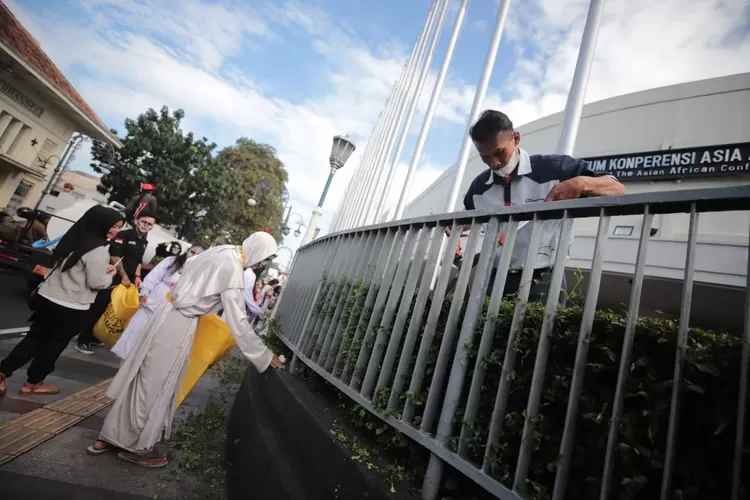 Menjelang Asia Africa Festival 2024, Pemkot Bandung dan komunitas berkolaborasi dalam kegiatan bersih-bersih kawasan Asia Afrika. (Humas Bandung / Gorajuara.com)