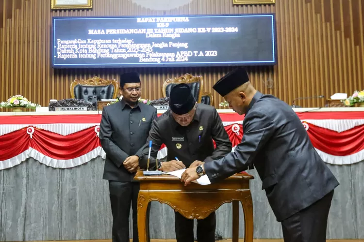 DPRD Kota Bandung menyetujui 2 Raperda penting: RPJPD 2025-2045 dan Pertanggungjawaban APBD 2023, mendukung pembangunan dan transparansi. (Humas Bandung / GoraJuara.com)