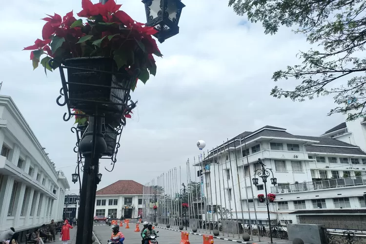 Bunga Katsuba Hiasi Jalan Asia Afrika, Siap Sambut Delegasi Asia Africa Festival 2024 (HUmas Bandung / GoraJuara.com)