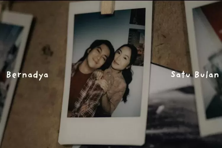 Bernadya rilis musik video "Satu Bulan" dengan aktor Ajil Dito, menggambarkan kisah cinta rumit, disutradarai oleh MIURA Films. (Bernadya ' satu Bulan'/Gorajuaar.com)