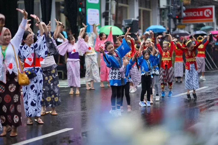 Hujan Tak Padamkan Semangat, Pj Gubernur Jabar Puji Kemeriahan Asia Africa Festival 2024 (Humas Bandung / Gorajuara.com)