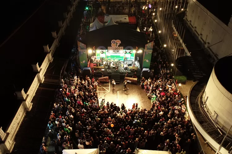 Nikmati keindahan budaya Asia Africa Corner di tengah hujan malam Kota Bandung. Rasakan magisnya acara budaya ini dengan beragam atraksi yang memukau! (Humas Bandung /GoraJuara.com)