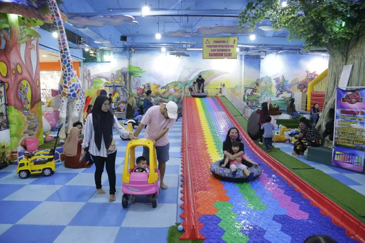 Nikmati liburan seru di Festival Citylink Bandung! Flying fox, perahu air, dan banyak wahana antimainstream lainnya menanti Anda. (Humas Bandung / GoraJuara.com)