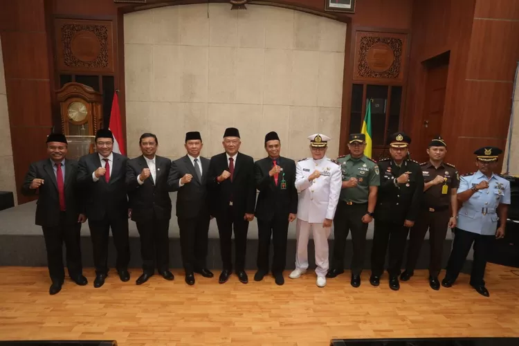 Ketua DPRD Kota Bandung, H. Tedy Rusmawan, A.T., M.M., menghadiri pelantikan Drs. Dharmawan sebagai Penjabat Sekretaris Daerah Kota Bandung (Niko/Humpro DPRD Kota Bandung)