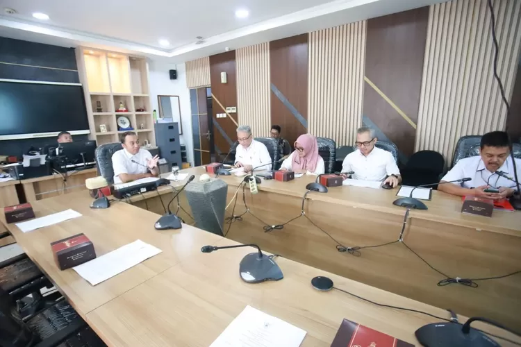 Pansus 7 DPRD Kota Bandung menggelar rapat kerja membahas finalisasi Raperda RPPLH, di Ruang Komisi C DPRD Kota Bandung (Dani/Humpro DPRD Kota Bandung)