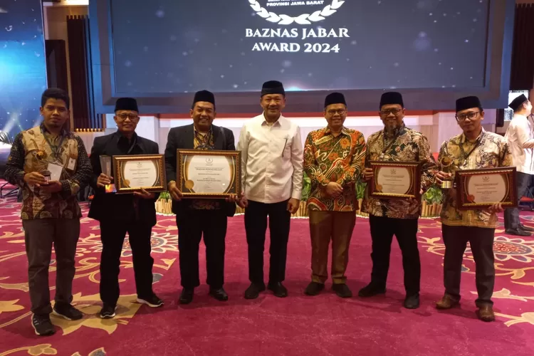 Kado HJKB Ke-214, BAZNAS Kota Bandung Persembahkan Juara Umum BAZNAS Jabar Award 2024 (Humas Bandung / GoraJuara.com)