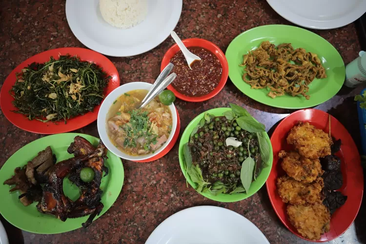 "Warung Nasi Ibu Imas: Rahasia Sambel Dadak dan Karedok Leunca yang Bikin Nagih di Tengah Kota Bandung, Coba Sekarang!" (Humas Bandung / GoraJuara.com)