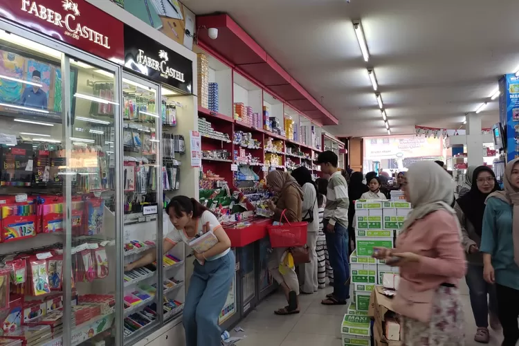 kebutuhan sekolah lengkap dengan diskon menarik di Toko Buku Merauke di Bandung. Belanja hemat dan seru untuk tahun ajaran baru! (Humas bandung / Gorajuara.com)