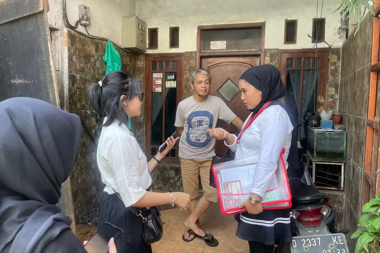 Ciri-ciri resmi petugas Pantarlih Pilkada 2024 dan peran penting mereka dalam Coklit untuk pemilu yang transparan di Bandung. (HUmas Bandung / GoraJuara.com)