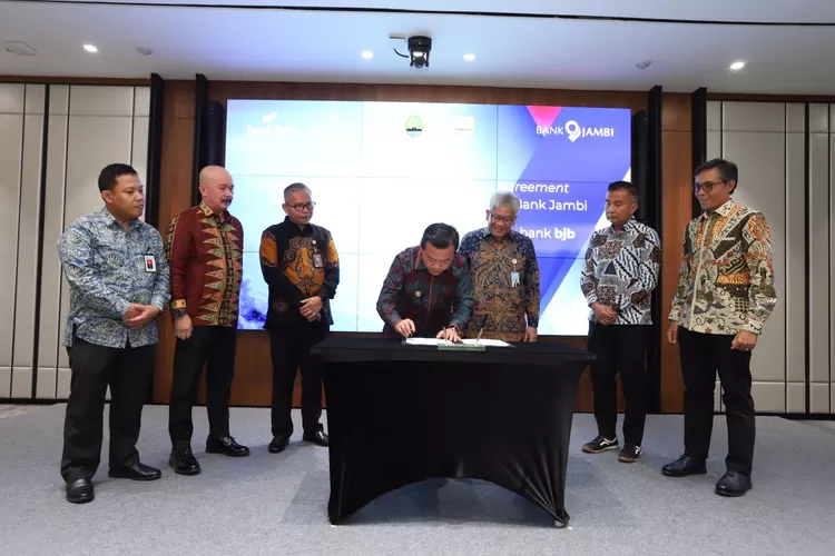 Sepakati Klausul Pengendalian atas Bank Jambi, bank bjb Tandatangani Shareholders Agreement dengan Gubernur Jambi (Humas bank bjb)