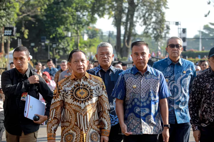Realisasi Pendapatan APBD 2024 Kota Bandung mencapai 45,41%, di atas rata-rata nasional. Pj Wali Kota optimis dengan potensi ekonomi kota. (Humas Bandung / GoraJuara.com)