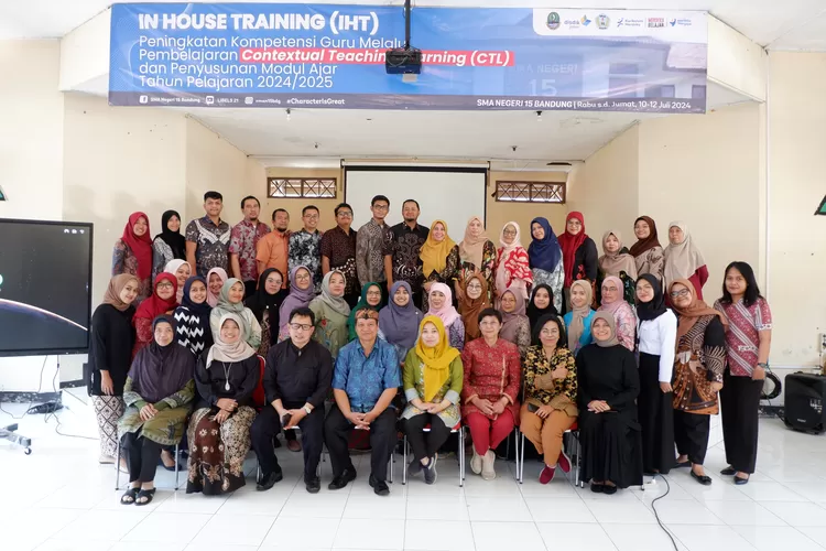 Guru SMAN 15 Bandung Berlatih Belajar Kontekstual  (GoraJuara.com/dok AKSI)