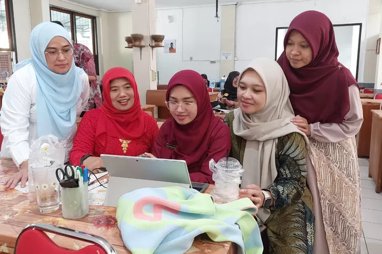 Aktivitas Guru di Sekolah (GoraJuara.com/dok AKSI)