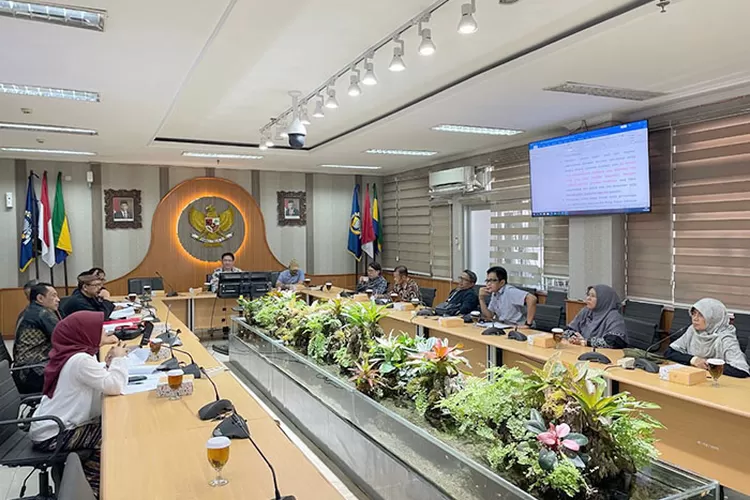 Pansus 9 Raperda tentang Pelarangan, Pengawasan, dan Pengendalian Minuman Beralkohol melakukan rapat kerja bersama SKPD dan tim ahli terkait (Ridhwan/Humpro DPRD Kota Bandung)