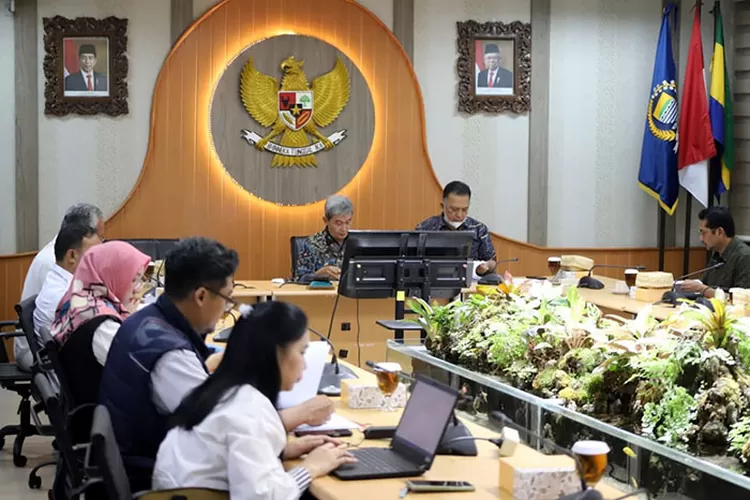 Pansus 6 DPRD Kota Bandung menggelar Rapat Kerja terkait Raperda tentang Perubahan Atas Perda Nomor 4 Tahun 2011 tentang pengelolaan dan Pembinaan PKL  (Fadhil/Humpro DPRD Kota Bandung)