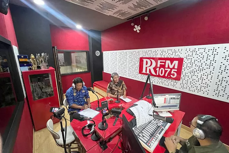 Ketua Pansus 6 DPRD Kota Bandung Drs. Riana saat menjadi narasumber dalam Talk Show Obrolan Plus Solusi (Ariel/Humpro DPRD Kota Bandung)