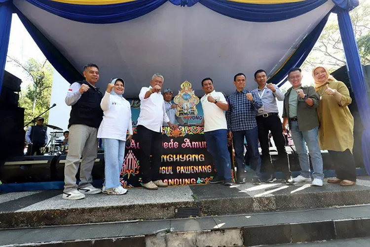 Ketua DPRD Kota Bandung, H. Tedy Rusmawan, A.T., M.M., saat menghadiri pencanangan Bulan Bakti Gotong Royong Masyarakat (BBGRM) XXl Tingkat Kota Bandung (Nuzon/Humpro DPRD Kota Bandung)