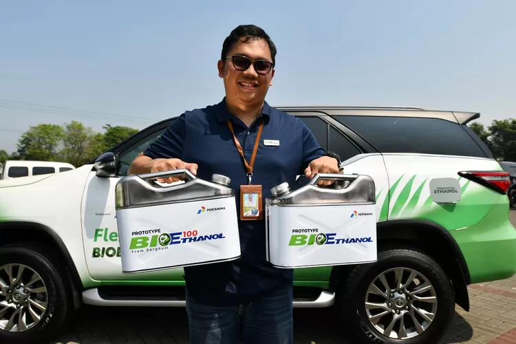 Perwira menunjukkan bahan bakar bioethanol yang terbuat dari sorgum saat acara Pengisian Perdana Bioethanol Sorgum Pertamina &amp; Toyota yang diselenggarakan di ICE BSD, Tangerang pada Rabu&nbsp;(24/7/2024) (Pertamina / GoraJuara.com)