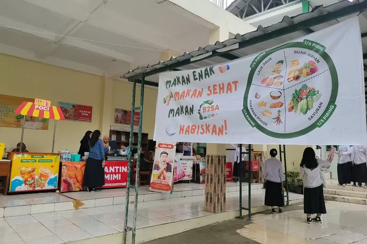 **SMPN 2 Bandung jadi inspirasi ASEAN Summer School dengan kantin sehatnya. Yuk, lihat best practice makanan sehat di sini!** (Humas Bandung / GoraJuara.com)