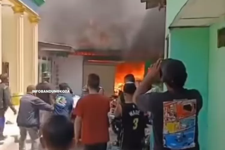 Kebakaran melanda Pasar Caringin Bandung hari ini. Petugas masih berusaha memadamkan api.  (Instagram @infobandungkota)