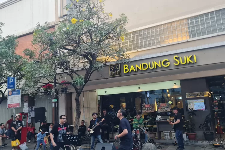 Plat Merah Band Meriahkan Braga Beken dengan Lagu-lagu Hits (Humas Bandung / GoraJuara.com)