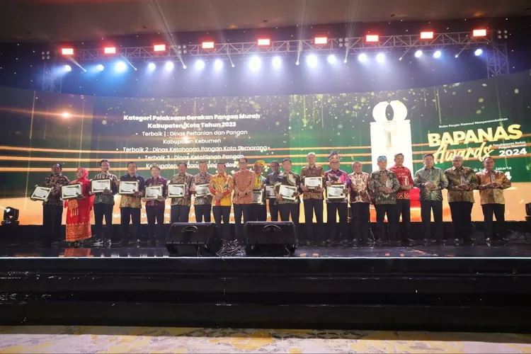 Pemkot Bandung raih dua penghargaan di Bapanas Award 2024 atas kinerja pengendalian inflasi dan inovasi Gerakan Pangan Murah. (Humas Bandung / GoraJuara.com)