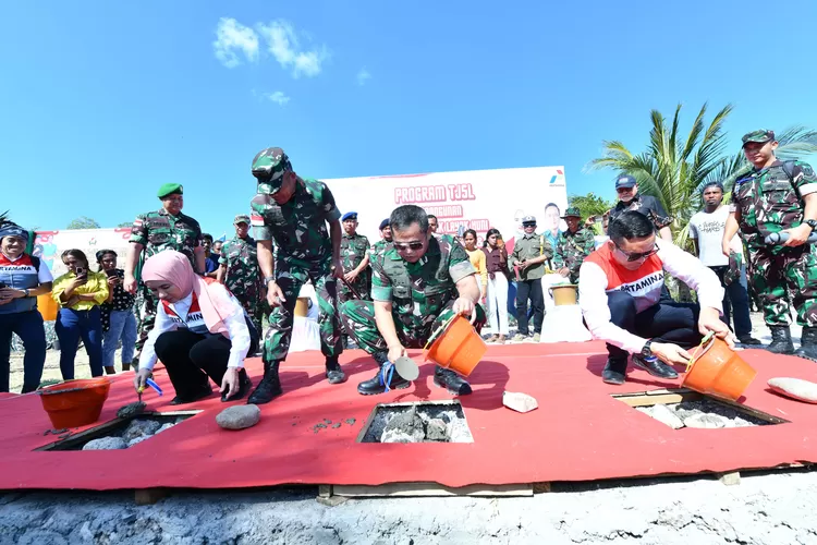 KUPANG - Kepala Staf Angkatan Darat Jenderal TNI Maruli Simanjuntak (tengah), Direktur Utama Pertamina Nicke Widyawati (kiri) dan Komisaris Utama Pertamina Simon Aloysius Mantiri (kanan) meletakkan batu pertama untuk Pembangunan Rumah Layak Huni di Desa Manusak Kupang Timur,&nbsp;Selasa&nbsp;(30/7). (Pertamina / GoraJuara.com)