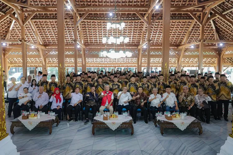 95 pendonor darah 100 kali di Bandung terima Satyalencana dari Wakil Presiden. Pahlawan kemanusiaan yang patut dicontoh! (Humas Bandung / GoraJuara.com)