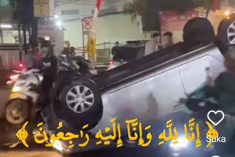 Kecelakaan tunggal terjadi di depan Polres Cimahi, mobil Toyota Alya terguling. Kondisi penumpang belum diketahui. (Tangkapan layar IG Infobandungraya / GoraJuara.com)