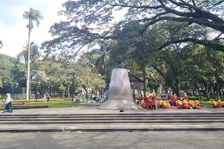 Tempat asik di Bandung! Taman Dewi Sartika cocok buat santai, olahraga, dan kumpul seru. Yuk, cek spot keren ini sekarang! (Humas Bandung / GoraJuara.com)