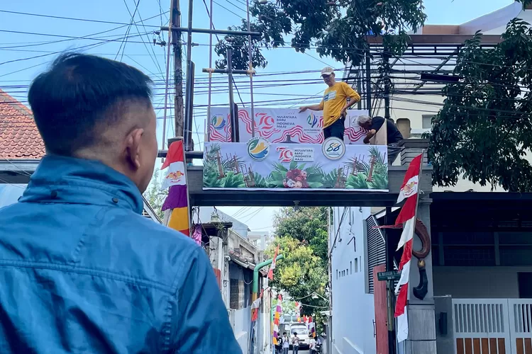 Warga Babakan Ciamis hias gapura unik sambut HUT RI ke-79 &amp; HJKB ke-214, tunjukkan semangat gotong royong dan kreativitas! (Humas Bandung / GoraJuara.com)