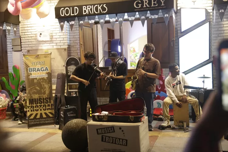 Musisi Trotoar Bikin Braga Beken Tambah Romantis: Pengalaman Syahdu di Tengah Kota Bandung (Humas Bandung / GoraJuara.com)
