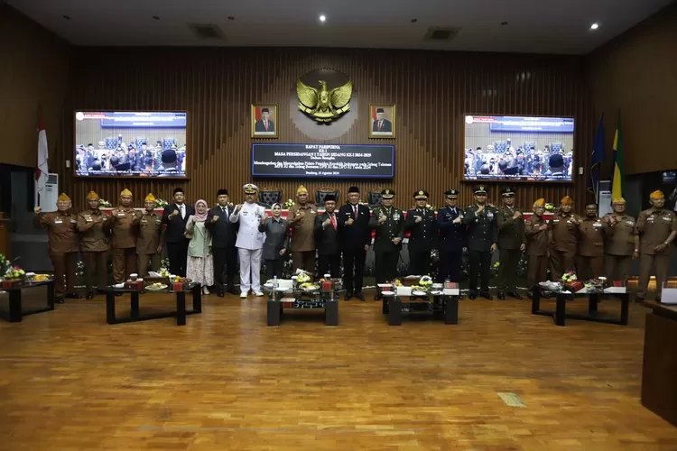 Anggota DPRD Kota Bandung bersama Forkopimda melaksanakan Rapat Paripurna dengan agenda Sidang Tahunan MPR RI dan Sidang Bersama DPR RI dan DPD RI Tahun 2024 (Dok: Indra/Humpro DPRD Kota Bandung)