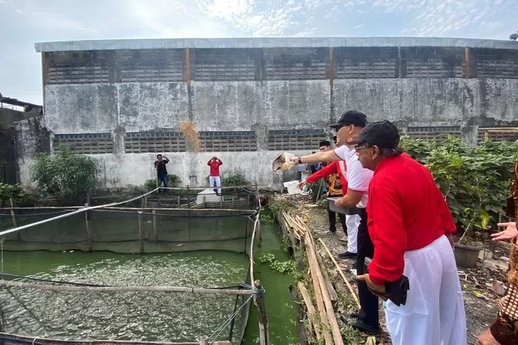 Anggota DPRD Kota Bandung, Dr. H. Edwin Senjaya, S.E., M.M., melaksanakan kunjungan dan monitoring ke Kawasan Pengelolaan Sampah Untuk Urban Farming (Dok: Jaja/Humpro DPRD Kota Bandung)