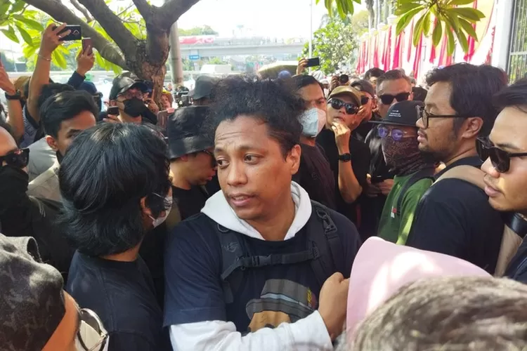 Komika ikut demo tolak Revisi UU Pilkada di DPR RI. Lihat aksi seru dan candaan 'Mamat berkhianat' yang bikin heboh!