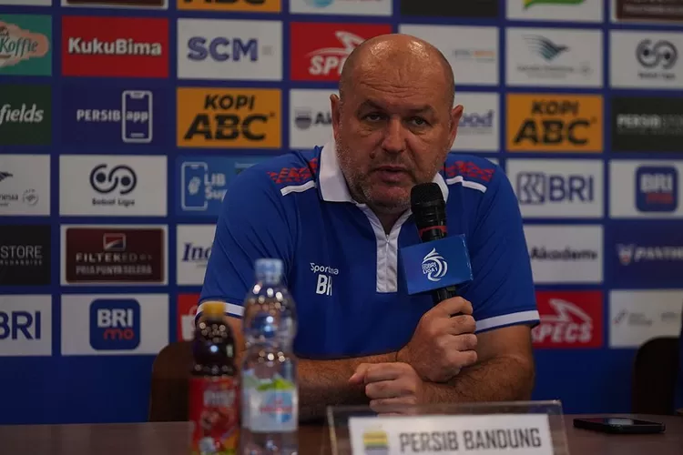 PERSIB siap hadapi tantangan berat melawan Arema FC di pekan ke-3 Liga 1 2024/2025, Bojan Hodak harap tim tampil maksimal untuk raih kemenangan. (Persib / GoraJuara.com)