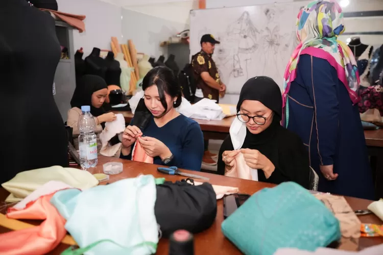 Pemkot Bandung dan LPP Ariyanti Berkolaborasi Gelar Pelatihan Tata Busana untuk UKM: Meningkatkan Kualitas SDM Kota Jasa (Humas Bandung / GoraJuara.com)
