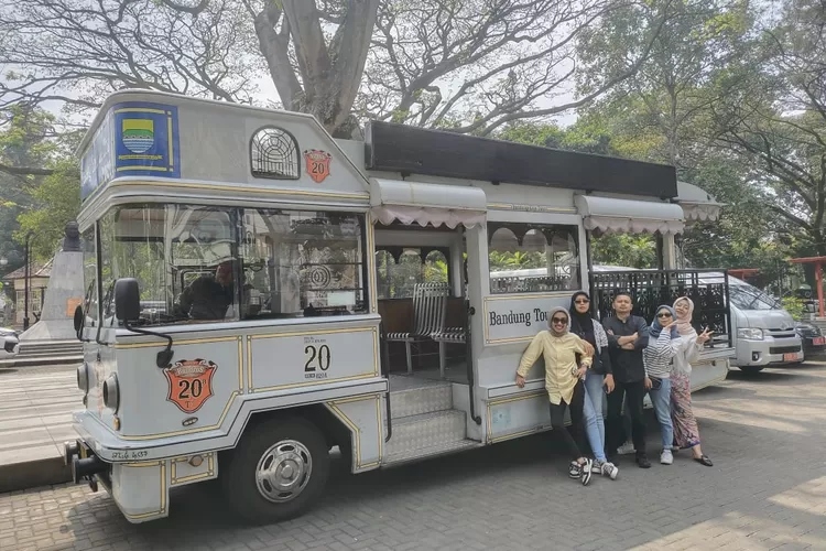 Bandung Great Sale 2024 dengan 300 tiket gratis Bandros &amp; TMB! Belanja hemat sambil keliling kota Bandung secara gratis! (Bandung.go.id / GoraJuara.com)