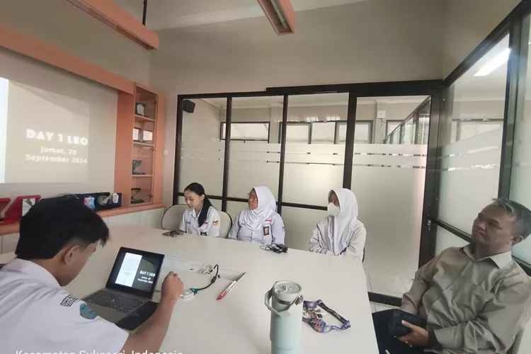 Pembimbingan Kegiatan LKO di SMAN 15 Bandung (GoraJuara.com/dok AKSI)