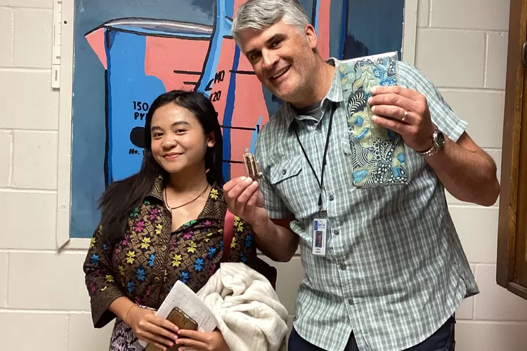 Ni Made bersama Gurunya di Amerika Serikat (GoraJuara.com/dok AKSI)