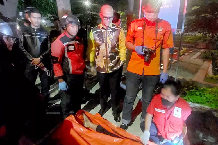 Wakil Ketua DPRD Kota Bandung Dr. H. Edwin Senjaya, S.E., M.M., mendatangi kolam retensi Rancabolang, Gedebage, tempat ditemukannya korban tewas (Dok: Jaja/Humpro DPRD Kota Bandung)