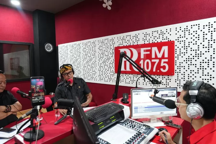 Pimpinan DPRD Kota Bandung, Dr. H. Edwin Senjaya S.E., M.M., menjadi narasumber di talk show OPSI PR FM (Dok: Niko/Humpro DPRD Kota Bandung)